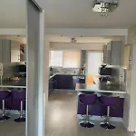 Appartement Bel Lumineux De 100m2 6 Places 3 Au 3e étage Avec Ascenseur -a 5mn à Pied Du Parc Des Expositions Congrès De Et Eng Et 10mn Du Centre Place Parking Devant L'immeuble Dijon