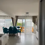 Appartement Bel Lumineux De 100m2 6 Places 3 Au 3e étage Avec Ascenseur -a 5mn à Pied Du Parc Des Expositions Congrès De Et Eng Et 10mn Du Centre Place Parking Devant L'immeuble Dijon