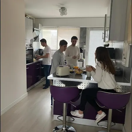 Bel Spacieux Et Lumineux De 100m2 Au 3e Etage Avec Ascenseur -a 5mn A Pied Du Parc Des Expositions Congres De Et Eng Et 10mn Du Centre Place Parking Devant L'immeuble アパート