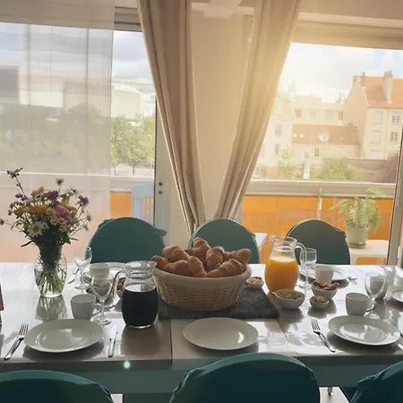 Bel Climatise Et Spacieux De 100m2 Au 3e Etage Avec Ascenseur -a 5mn A Pied Du Parc Des Expositions Congres De Et Eng Et 10mn Du Centre Place Parking Devant L'immeuble דירה