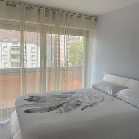 דירה Bel Climatise Et Spacieux De 100m2 Au 3e Etage Avec Ascenseur -a 5mn A Pied Du Parc Des Expositions Congres De Et Eng Et 10mn Du Centre Place Parking Devant L'immeuble דיז'ון