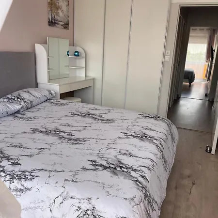Bel Climatise Et Spacieux De 100m2 Au 3e Etage Avec Ascenseur -a 5mn A Pied Du Parc Des Expositions Congres De Et Eng Et 10mn Du Centre Place Parking Devant L'immeuble