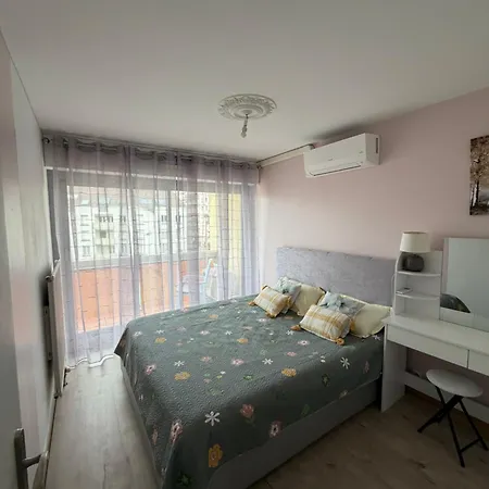 Bel Climatise Et Spacieux De 100m2 Au 3e Etage Avec Ascenseur -a 5mn A Pied Du Parc Des Expositions Congres De Et Eng Et 10mn Du Centre Place Parking Devant L'immeuble דירה *
