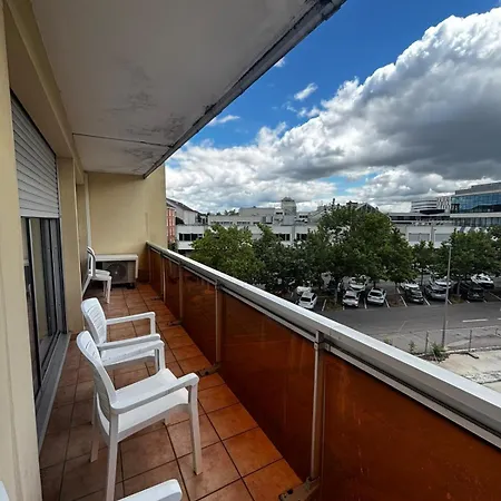 Bel Climatise Et Spacieux De 100m2 Au 3e Etage Avec Ascenseur -a 5mn A Pied Du Parc Des Expositions Congres De Et Eng Et 10mn Du Centre Place Parking Devant L'immeuble