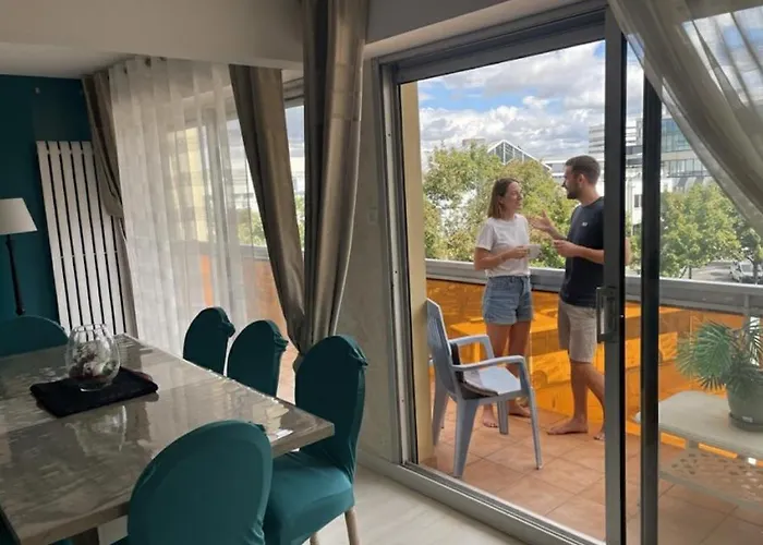 Bel Spacieux Et Lumineux De 100m2 Au 3e Etage Avec Ascenseur -a 5mn A Pied Du Parc Des Expositions Congres De Et Eng Et 10mn Du Centre Place Parking Devant L'immeuble Apartment Dijon