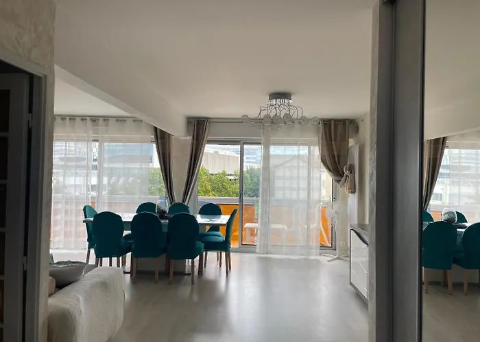 Apartment Bel Spacieux Et Lumineux De 100m2 Au 3e Etage Avec Ascenseur -a 5mn A Pied Du Parc Des Expositions Congres De Et Eng Et 10mn Du Centre Place Parking Devant L'immeuble Dijon